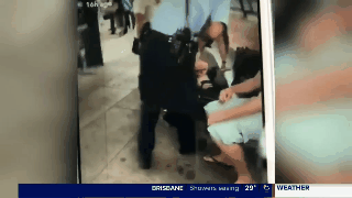 什么仇什么怨？悉尼男子公交站台等车遇袭 被一拳击倒在地昏迷不醒（视频） - 2