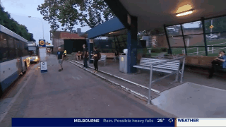 什么仇什么怨？悉尼男子公交站台等车遇袭 被一拳击倒在地昏迷不醒（视频） - 1