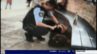 什么仇什么怨？悉尼男子公交站台等车遇袭 被一拳击倒在地昏迷不醒（视频） - 3
