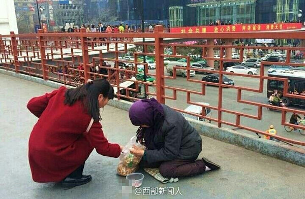 女子给跪地乞丐一袋麻花 被扔进垃圾桶 - 1