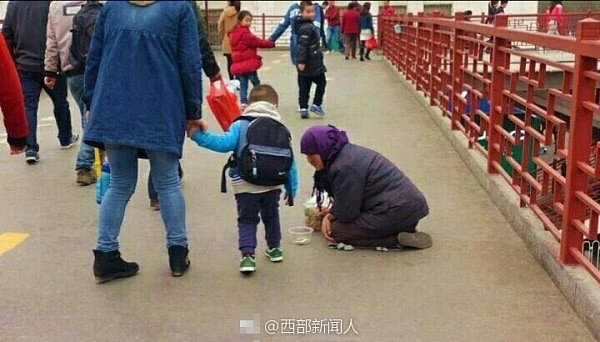 女子给跪地乞丐一袋麻花 被扔进垃圾桶 - 2