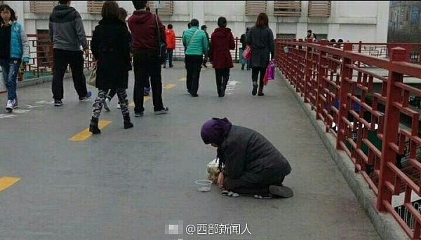 女子给跪地乞丐一袋麻花 被扔进垃圾桶 - 3