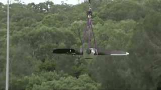 实拍直升机悉尼丛林中“打捞”100公斤螺旋桨 疑事故原因为“传动轴疲劳断裂”（视频） - 15