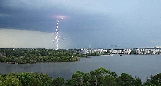 在悉尼“看海”！悉尼高峰期再遭雷暴大雨袭击 3.5万户民居彻夜断电！气象部门：雨要连下70天！ - 2