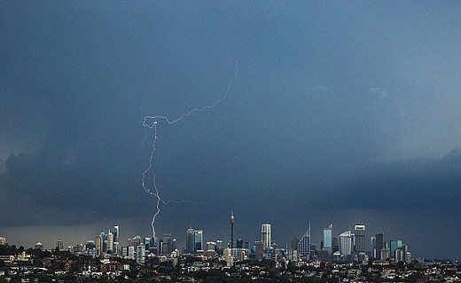 在悉尼“看海”！悉尼高峰期再遭雷暴大雨袭击 3.5万户民居彻夜断电！气象部门：雨要连下70天！ - 1