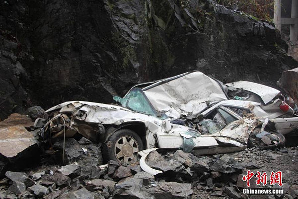 巨石砸落压扁轿车 司机当场死亡 - 4