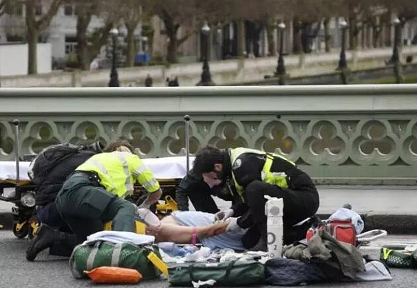 伦敦恐袭现场实拍，多名目击者亲述！外交部官员成救人英雄，至少4人死亡！ - 7