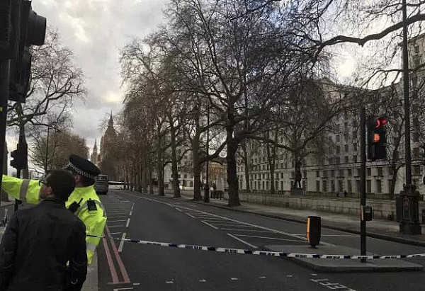 伦敦恐袭现场实拍，多名目击者亲述！外交部官员成救人英雄，至少4人死亡！ - 12
