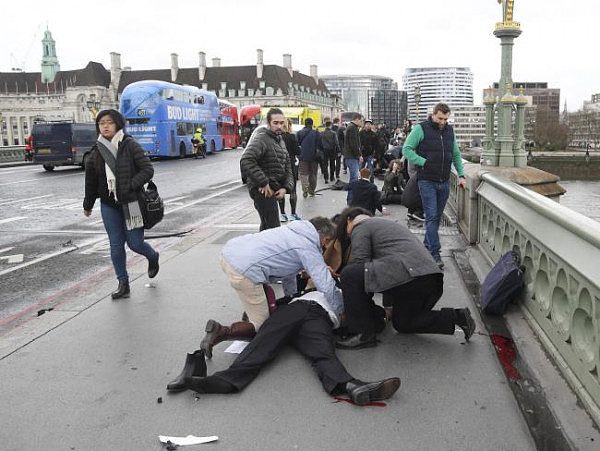 穆斯林女子路过伦敦恐袭现场 面无表情刷手机引网友热议（图） - 4