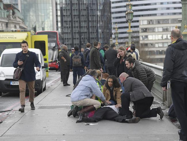 穆斯林女子路过伦敦恐袭现场 面无表情刷手机引网友热议（图） - 5