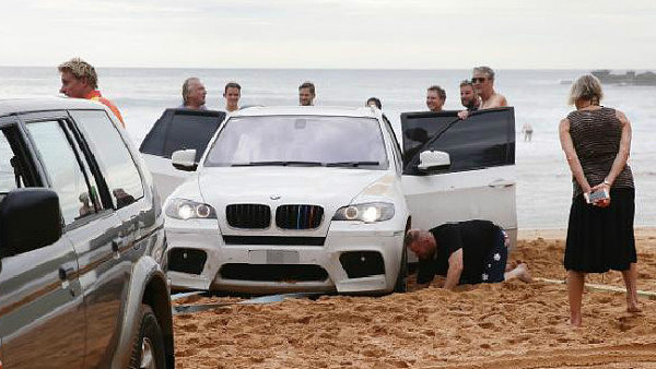 尴尬！悉尼海滩频出汽车被困事故 华裔男开奔驰看日出结果误陷沙子里(图) - 1