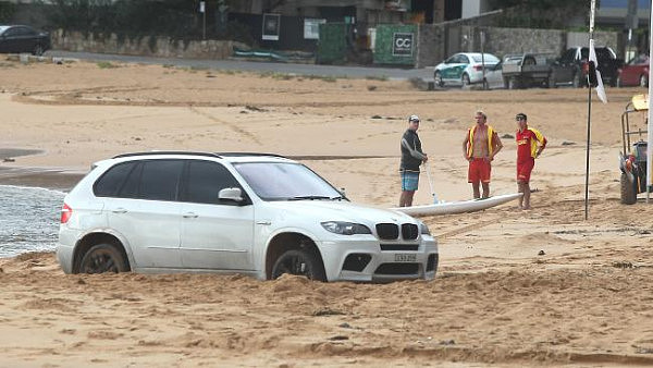 尴尬！悉尼海滩频出汽车被困事故 华裔男开奔驰看日出结果误陷沙子里(图) - 2