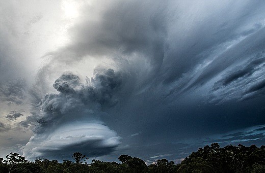 外星人驾UFO降临土澳？新州摄影师抓拍巨大碟形云 壮观到不可思议！ (图) - 1