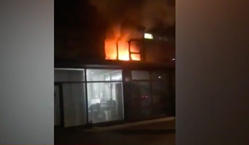 阿德莱德公寓顶楼突然起火浓烟滚滚 火因不明两男成功疏散 - 1
