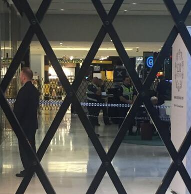 墨尔本Westfield购物中心突发袭击事件 女子遭持斧男狂砍数刀 - 5