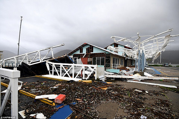 超强热带气旋Debbie侵袭昆州 上万户居民断电 部分社区与外界失联 州长警告：恶劣天气仍将持续 - 1