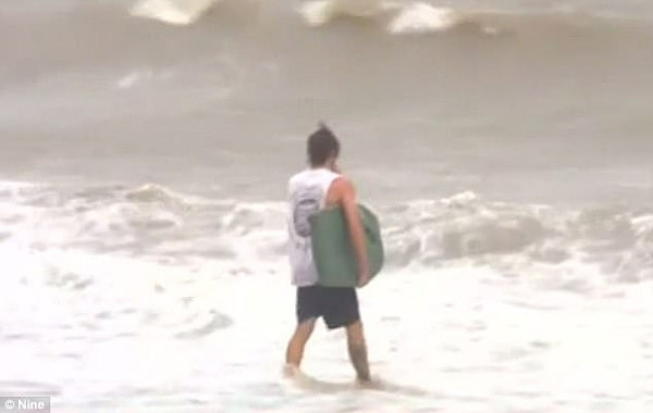 闷声作大死！澳洲小青年不惧超强热带气旋Debbie 仍去滑水惨被浪掀翻（视频） - 1