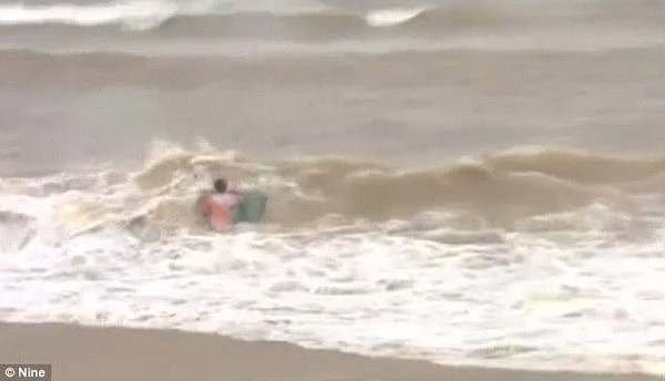 闷声作大死！澳洲小青年不惧超强热带气旋Debbie 仍去滑水惨被浪掀翻（视频） - 2