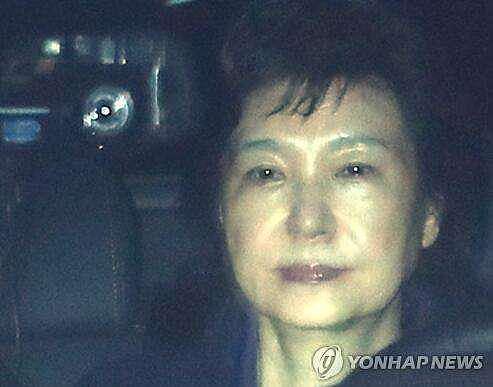 朴槿惠被押往看守所画面曝光，面容憔悴，成韩国史上入看守所前总统第三人（组图） - 7