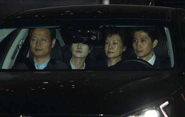 朴槿惠被押往看守所画面曝光，面容憔悴，成韩国史上入看守所前总统第三人（组图） - 9