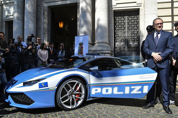 真土豪！意大利警察获赠新款兰博基尼警车 - 3