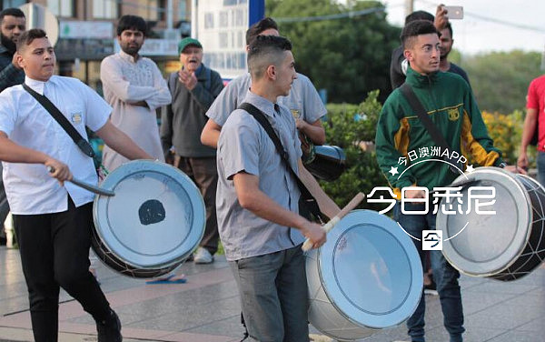 直播：上千华人走上街头，强烈抵制修改《反种族歧视法》18C！“反对种族主义！”“我们是一家人！”（视频） - 43