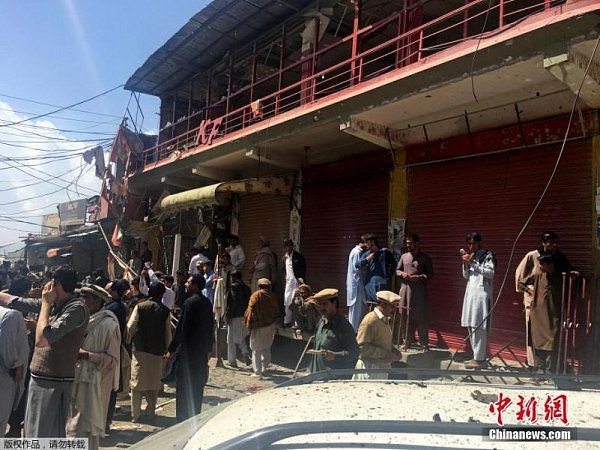 巴基斯坦一市场发生爆炸 近百人死伤 - 2