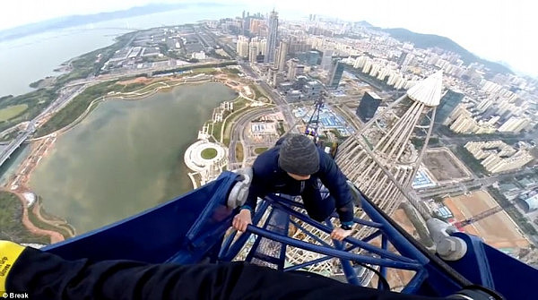 澳洲16岁少年攀爬深圳400米高塔吊 挑战低空跳伞（视频） - 1