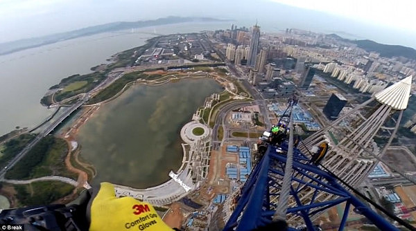 澳洲16岁少年攀爬深圳400米高塔吊 挑战低空跳伞（视频） - 2