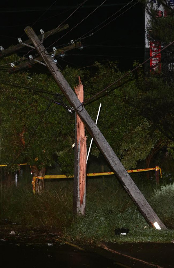 悉尼亚裔男酒后驾车撞毁电线杆候车亭 发动机被甩出30米远！(图) - 4