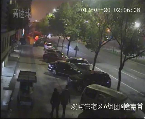 孕妇半夜醒来 床头站着一个蒙面人直勾勾地看她 - 1