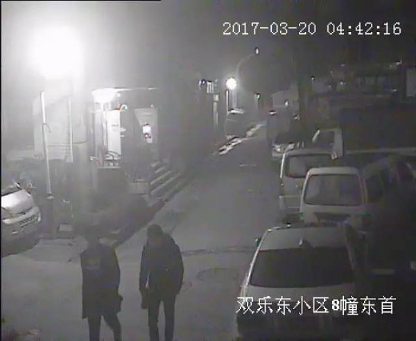 孕妇半夜醒来 床头站着一个蒙面人直勾勾地看她 - 2