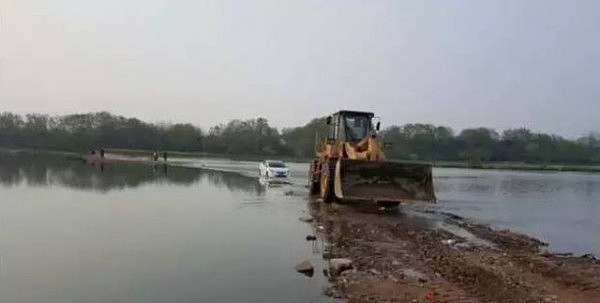 中国男子驾车盲目跟随导航冲进河里被困洪水中 GPS一脸无辜：“怪我咯？” - 3