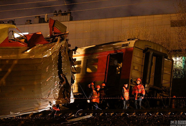 莫斯科两火车相撞 车厢出轨约50人受伤 - 3