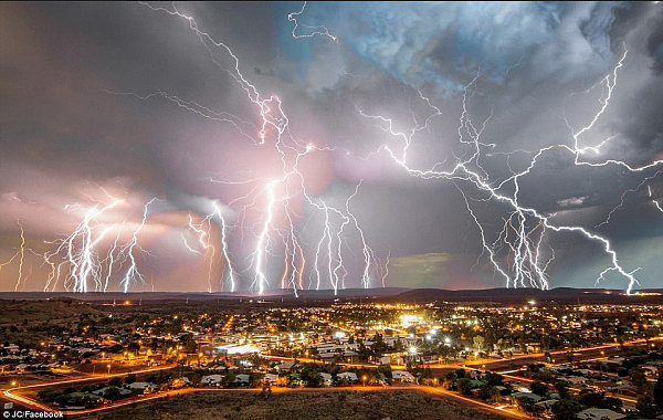 2DDF457100000578-3293440-A_devastating_storm_rolled_across_the_country_on_Tuesday_night_a-a-43_1446039493136.jpg,0