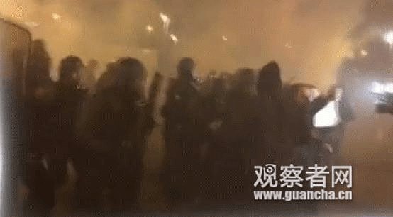 警察互殴!巴黎狱警与警方发生冲突 现场火光冲天(图) - 4