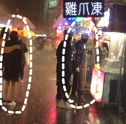 这才是好男人嘛！周杰伦冒雨为昆凌买鸡爪（图） - 1