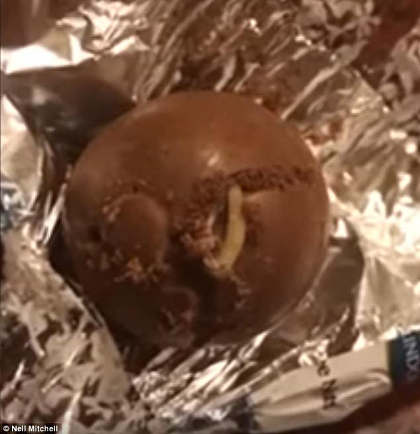 恶心到爆！瑞士莲巧克力惊现活蛆 澳男竟称“高蛋白”！（视频）  - 2