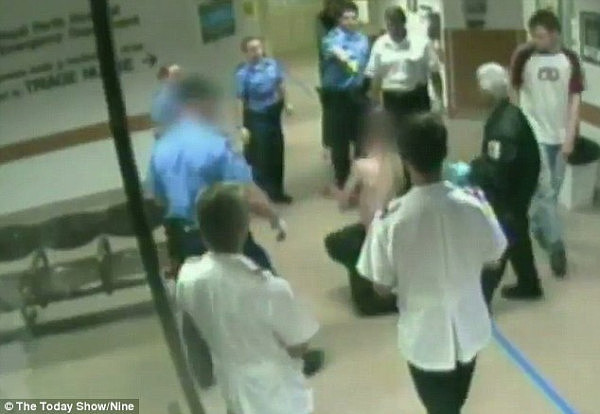 澳洲也有“医闹”？病人犯毒瘾大闹医院、持刀挟持护士 被迫陷入诱导性昏迷(视频) - 1