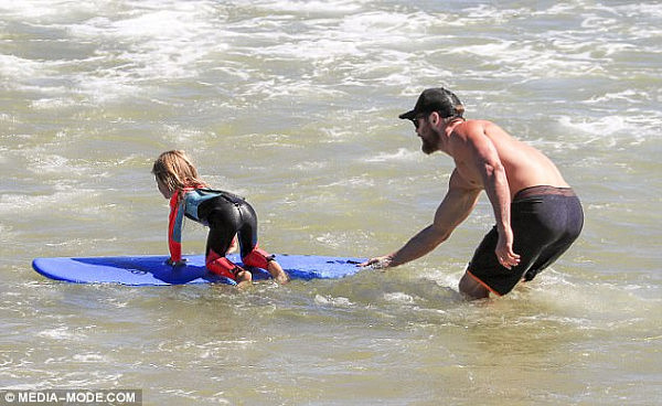 尴尬！锤哥招待马特达蒙全家在拜伦湾海边玩耍 马特的6岁小女儿竟被水母蜇了！（组图） - 15
