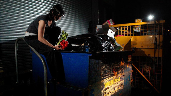 悉尼内西区“捡垃圾”成省钱新技能！各大超市餐厅垃圾桶成居民新目标 每周可“捡出”9吨食物！(图) - 1