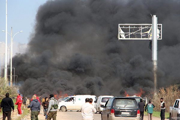 叙利亚难民撤离车队遭袭击 至少70人死亡  - 2