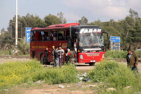 叙利亚难民撤离车队遭袭击 至少70人死亡  - 5