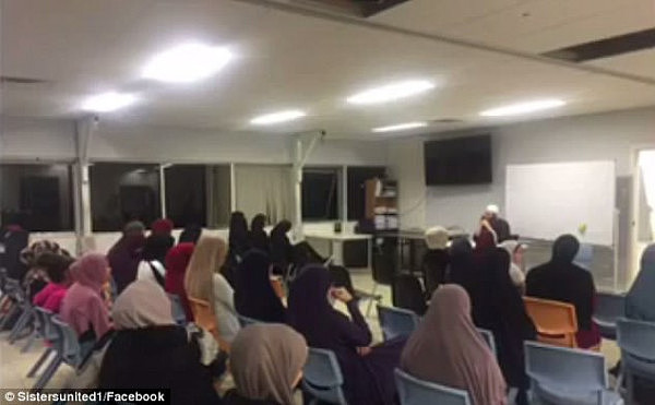 穆斯林长老悉尼传教年轻女教徒:头巾是要戴的，显眼不行的，修眉是要受罚的（视频） - 3