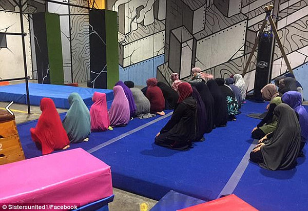 穆斯林长老悉尼传教年轻女教徒:头巾是要戴的，显眼不行的，修眉是要受罚的（视频） - 5