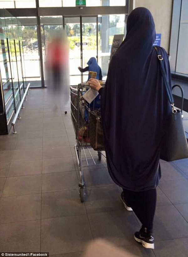 穆斯林长老悉尼传教年轻女教徒:头巾是要戴的，显眼不行的，修眉是要受罚的（视频） - 6