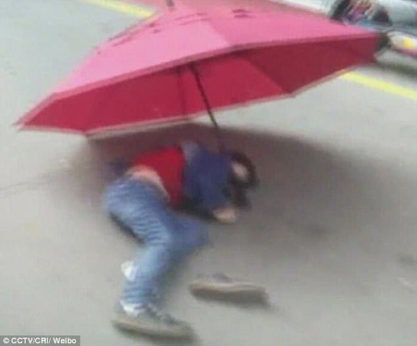 熊孩子出没！中国江苏昆山7岁男孩模仿卡通人物 手持“降落伞”从10楼窗户跳下（视频） - 2