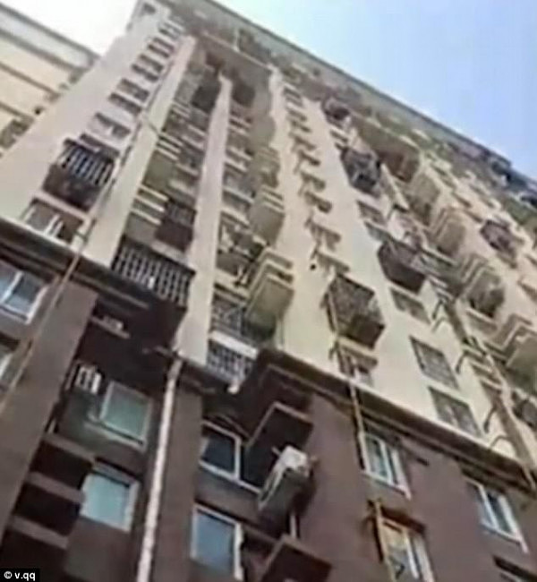 熊孩子出没！中国江苏昆山7岁男孩模仿卡通人物 手持“降落伞”从10楼窗户跳下（视频） - 3