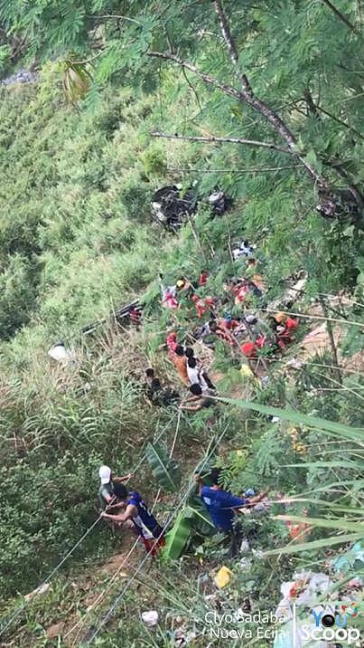 菲律宾南部发生汽车坠谷事故 至少24人死亡 - 3