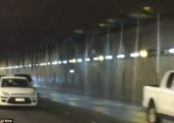 突发！悉尼机场隧道卡车撞坏洒水装置 现场“水漫金山”车流堵了4公里！ - 2